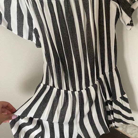 Falling Love Romper (with front pockets) - Picture 3 of 4